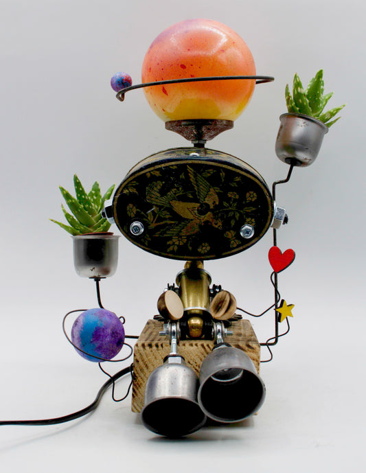 Graziosa lampada creata tavolo stile romantico con robot steampunk testa pianeta arancione e succulente metalliche