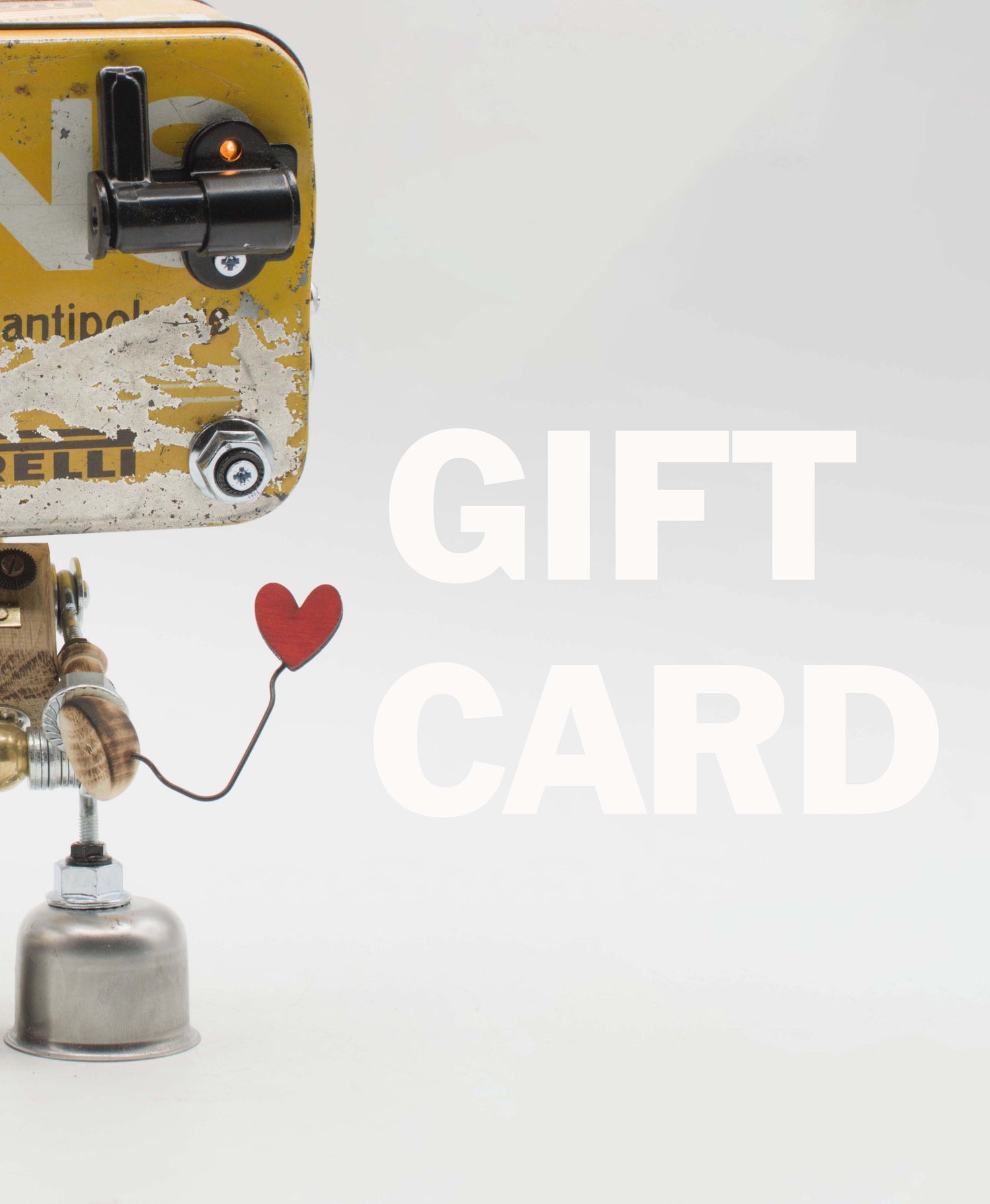 Robot steampunk giallo e bianco con giunti neri e accenti in legno che tiene un palloncino rosso a forma di cuore