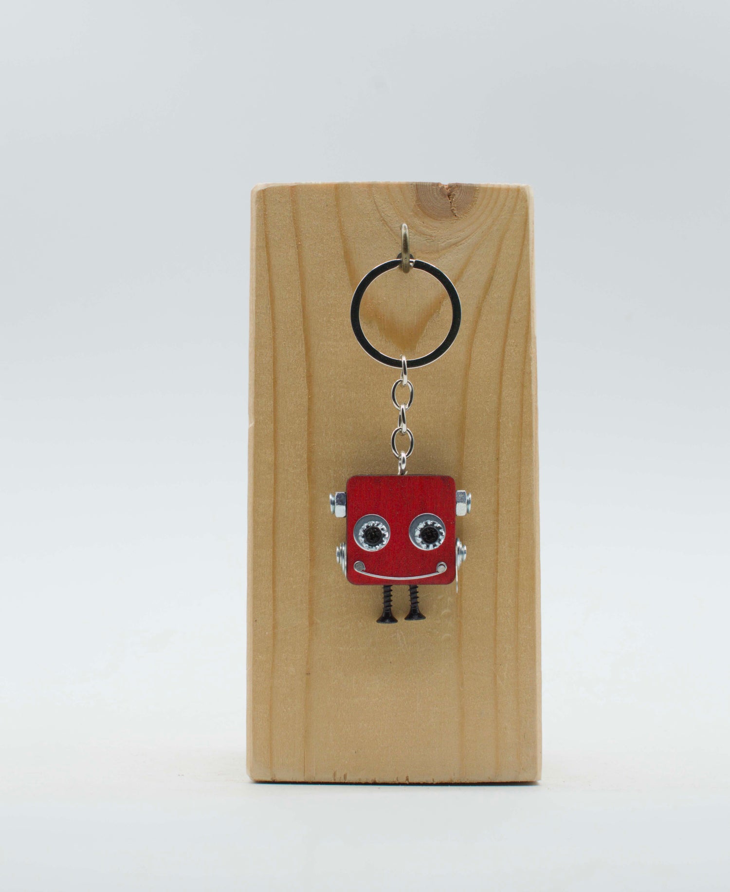 Portachiavi robot quadrato rosso con occhi argento zampe metalliche e volto sorridente in metallo