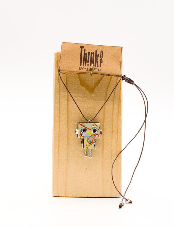 Ciondolino robot pendente collana upcycled con design colorato circuito stampato e viti metalliche come arti