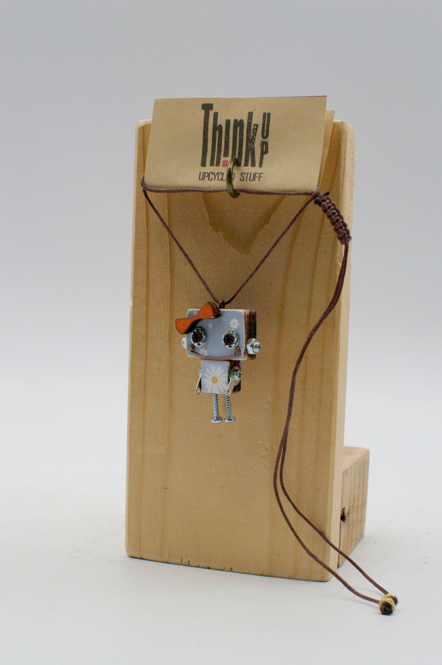 Ciondolino robot in legno tagliato a laser con pendente robot argentato su cordino marrone con perline verdi