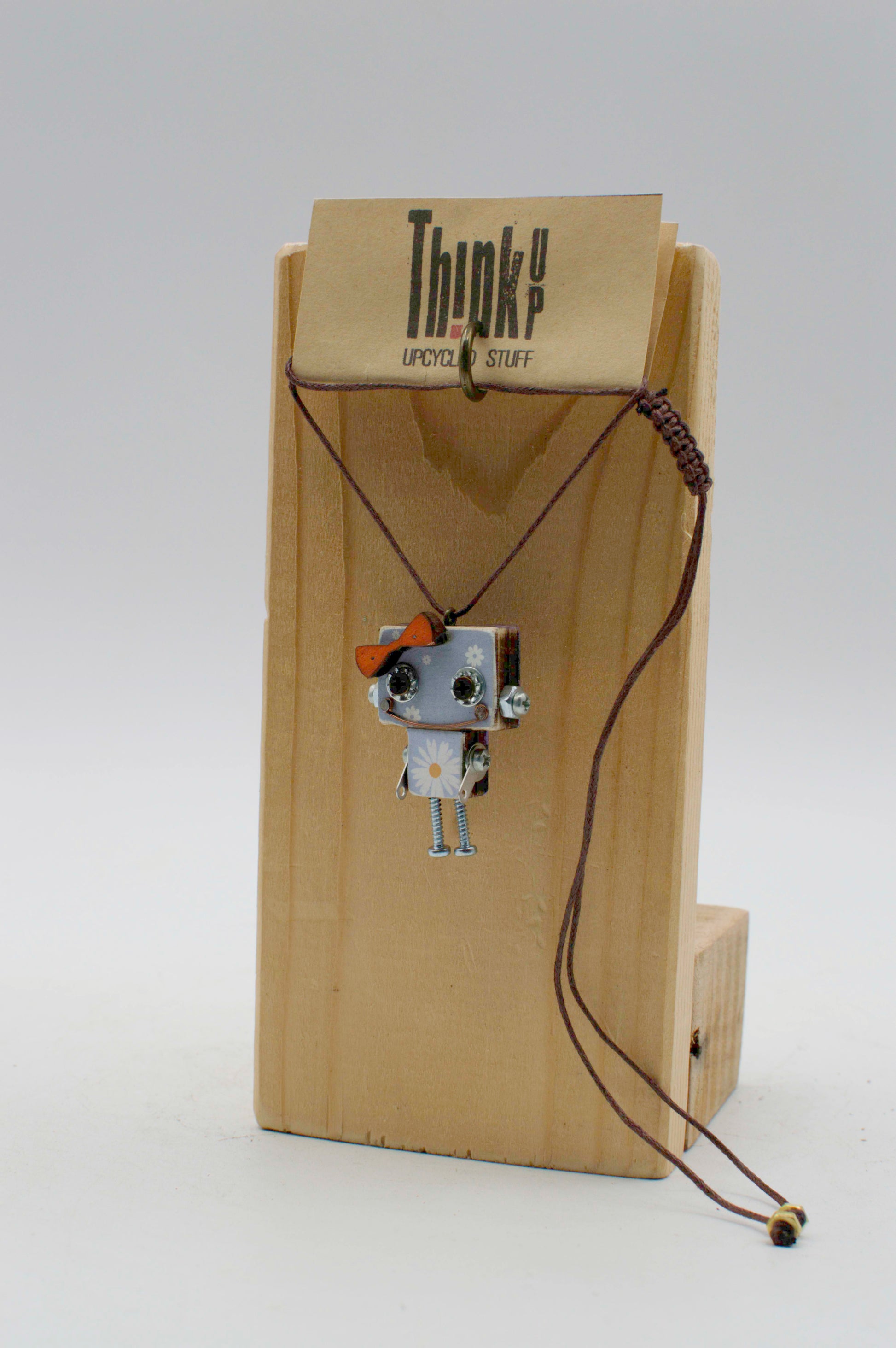 Ciondolino robot in legno tagliato a laser con pendente robot argentato su cordino marrone con perline verdi