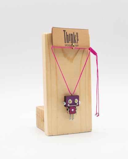Ciondolino robot pendente collana in legno tagliato a laser viola con cordino rosa e dettagli metallici