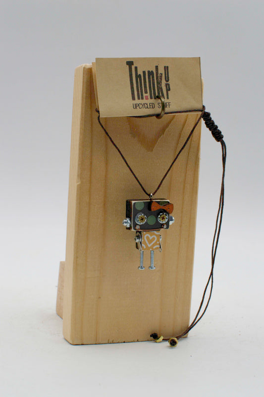 Ciondolino robot in legno tagliato a laser collana pendente nero e argento con cuore fatto a mano da materiali riciclati