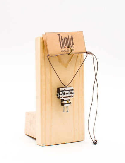 Ciondolino robot in legno tagliato a laser con pendente robot nero e argento a righe su cordino scuro