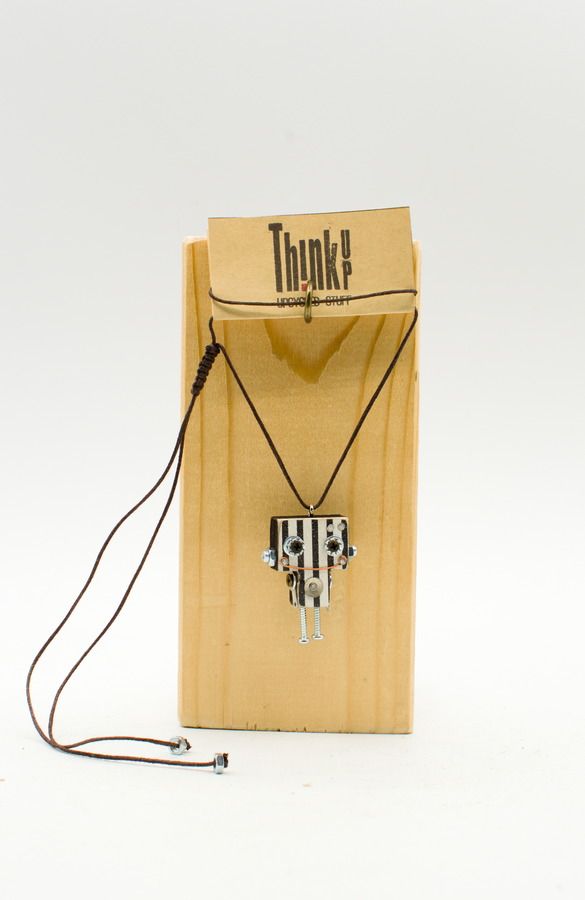 Ciondolino robot in legno tagliato a laser collana pendente robot nero e argento con volto a righe su cordino scuro