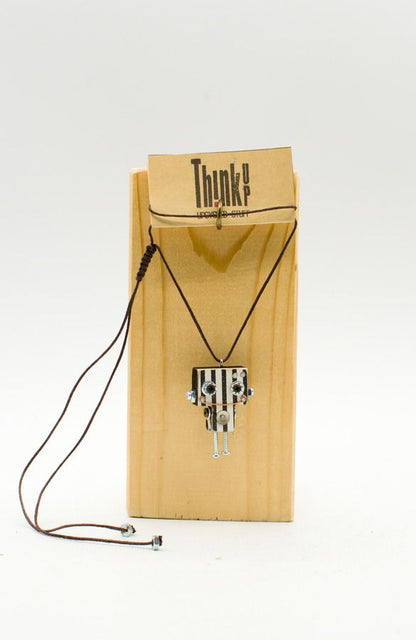 Ciondolino robot in legno tagliato a laser collana pendente robot nero e argento con volto a righe su cordino scuro