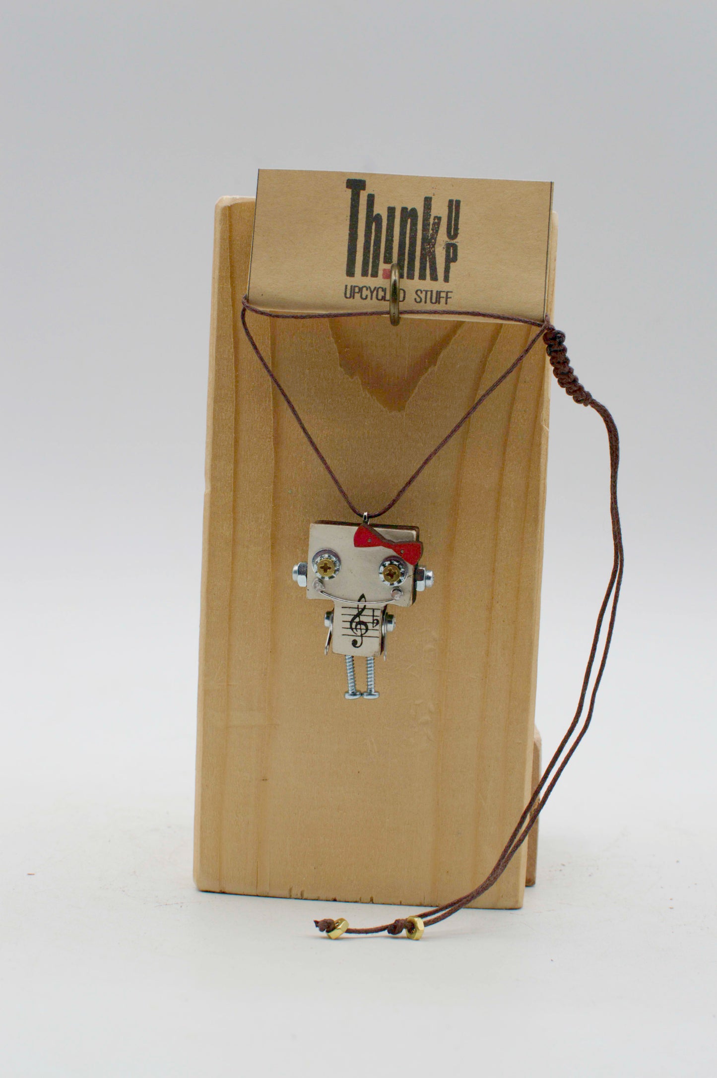 Ciondolino robot in legno tagliato a laser con pendente argento a forma di robot e nota musicale su cordoncino marrone scuro