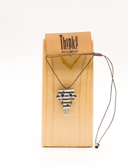 Ciondolino robot in legno tagliato a laser collana pendente fatta a mano con pendente robot bianco e nero su supporto in legno