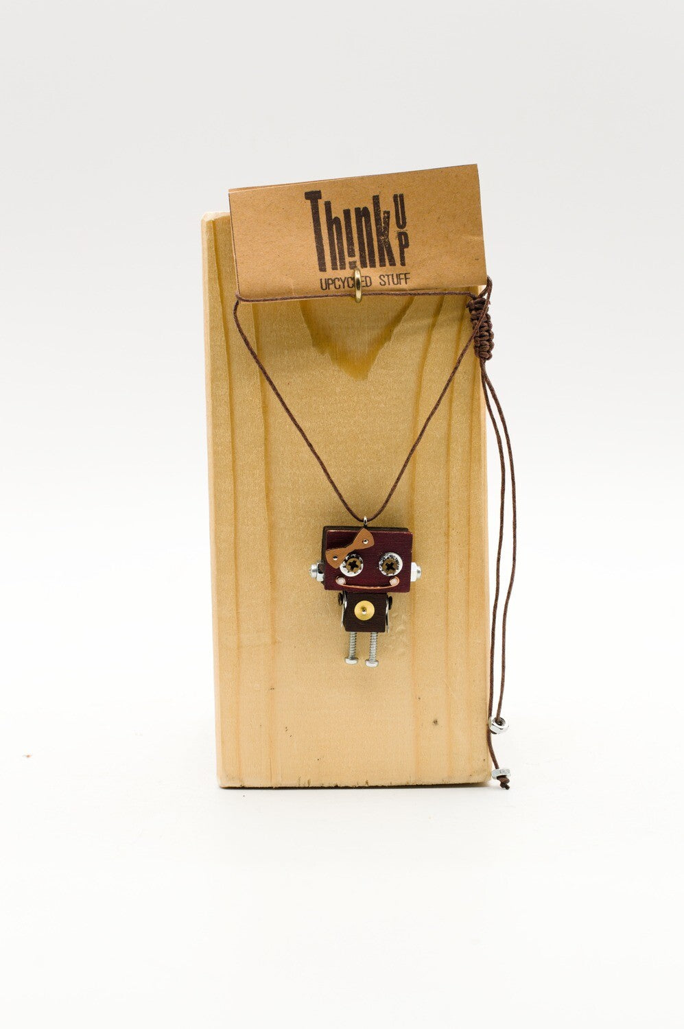 Ciondolino robot in legno tagliato a laser pendente maroon con accenti metallici e ruote su cordino legno scuro