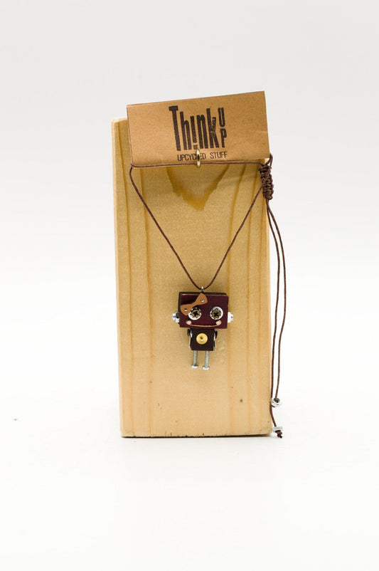Ciondolino robot in legno tagliato a laser pendente maroon con accenti metallici e ruote su cordino legno scuro
