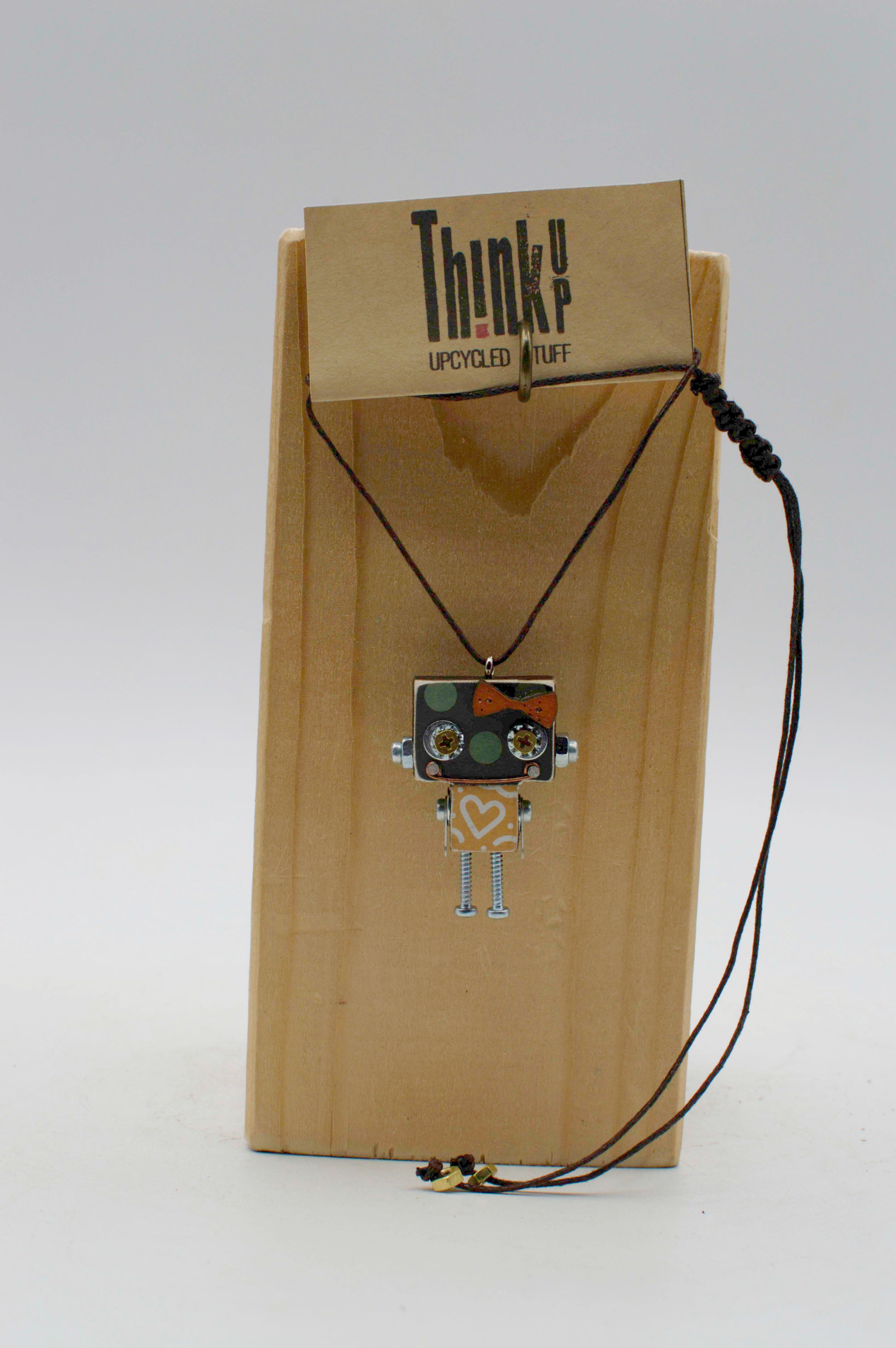 Ciondolino robot in legno tagliato a laser collana pendente nero e argento con cuore fatto a mano su supporto in legno