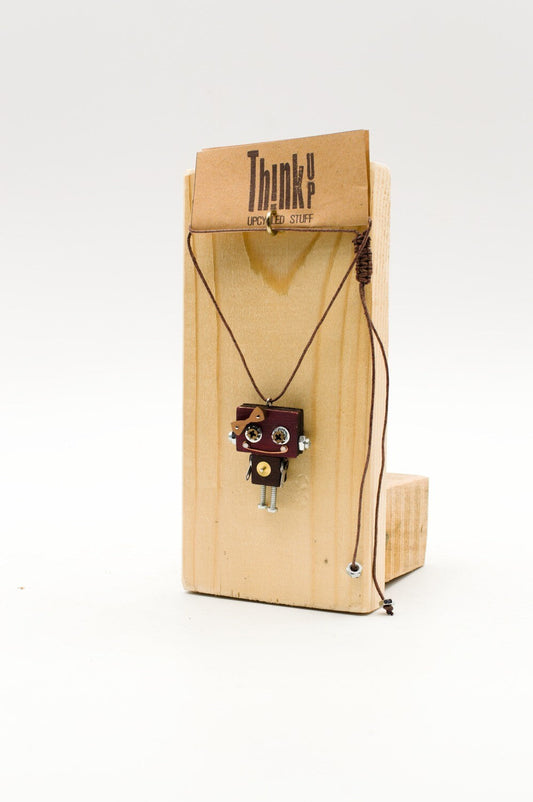 Ciondolo robot in legno tagliato a laser con corpo metallico rosso scuro e corda intrecciata marrone collana pendente fatta a mano