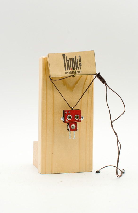 Ciondolo robot rosso in legno tagliato a laser con dettagli argento e cordino nero collana pendente fatta a mano
