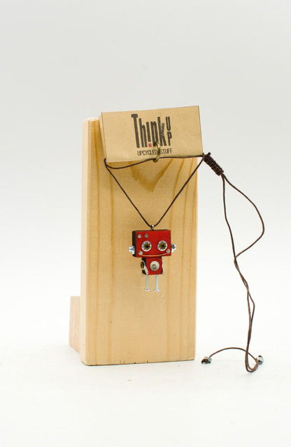 Ciondolo robot rosso in legno tagliato a laser con dettagli argento e cordino nero collana pendente fatta a mano
