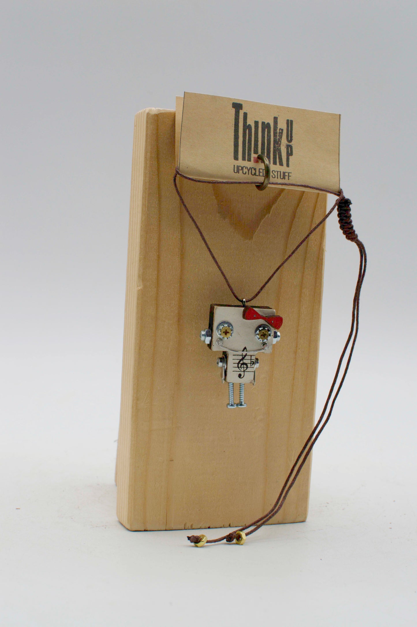 Ciondolo robot in legno tagliato a laser con pendente in argento e perline giallo-verdi su cordino nero