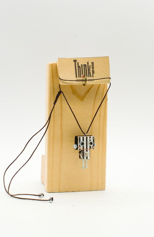 Ciondolino robot in legno tagliato a laser collana pendente nero e argento con corda intrecciata su supporto in legno