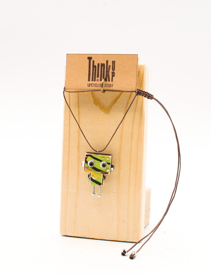 Ciondolino robot in legno tagliato a laser pendente lime verde e nero con dettagli argento su stand in legno