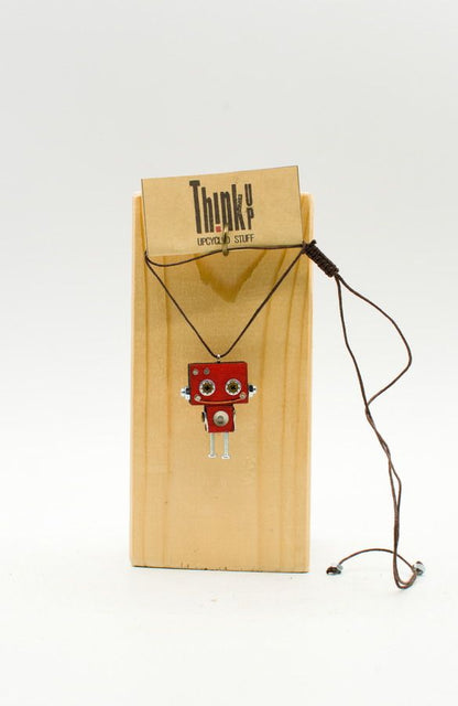 Ciondolino robot in legno tagliato a laser rosso con accenti argento e cordino marrone scuro fatto a mano
