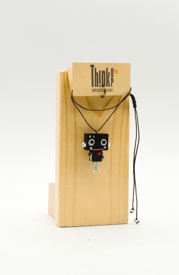 Ciondolino robot in legno tagliato a laser nero con dettagli argento e cordoncino marrone collana pendente fatta a mano