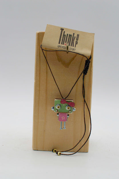 Ciondolino robot in legno tagliato a laser verde e rosa con dettagli argento su etichetta think & upcycled stuff