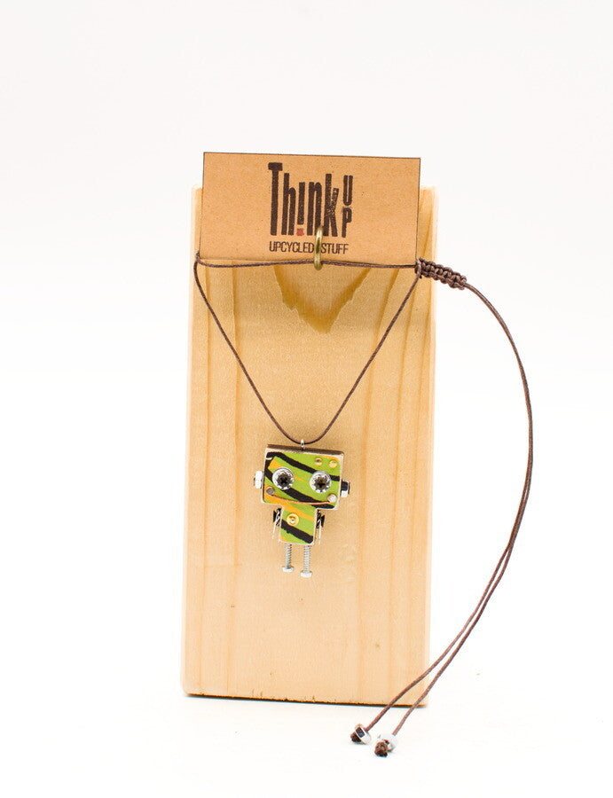 Ciondolino robot in legno tagliato a laser collana pendente fatta a mano con righe verdi e nere e viti argento come gambe