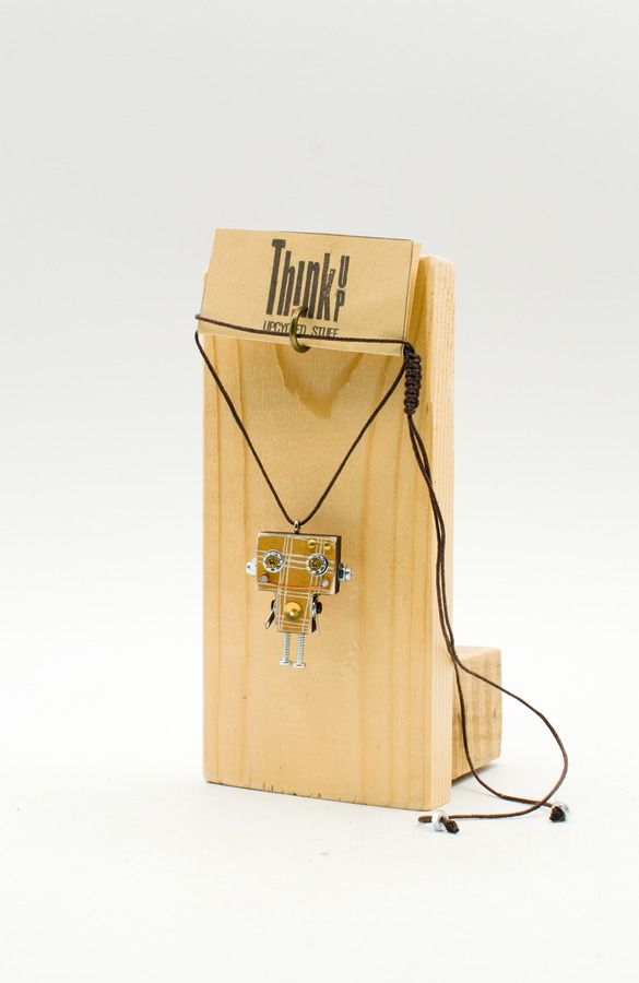 Ciondolino robot collana pendente in legno tagliato a laser con design circuito color ottone e viti argento su supporto legno