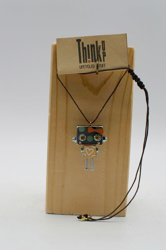 Ciondolo robot in legno tagliato a laser con design a cuore nero e argento su supporto in legno collezione handmade