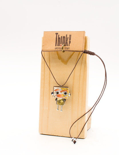 Ciondolino robot in legno tagliato a laser con pendente dipinto a mano con fiamme arancioni e gialle su corda marrone