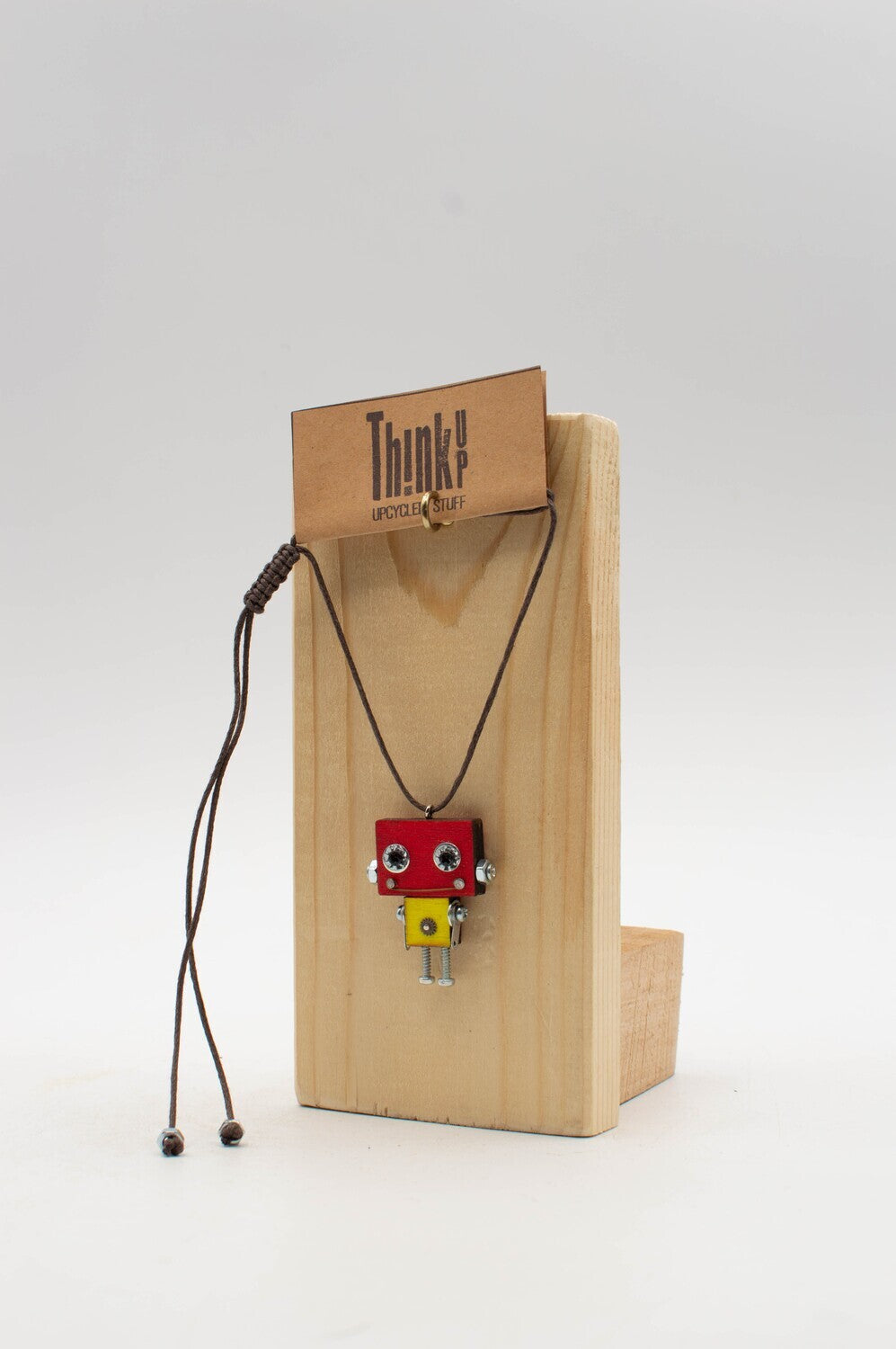 Ciondolino robot in legno tagliato a laser con pendente robot rosso e giallo e dettagli argento su cordino marrone scuro