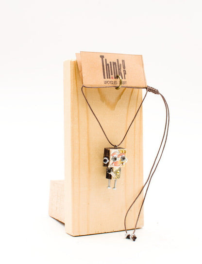 Ciondolino robot in legno tagliato a laser con dettagli smaltati colorati collana pendente fatta a mano