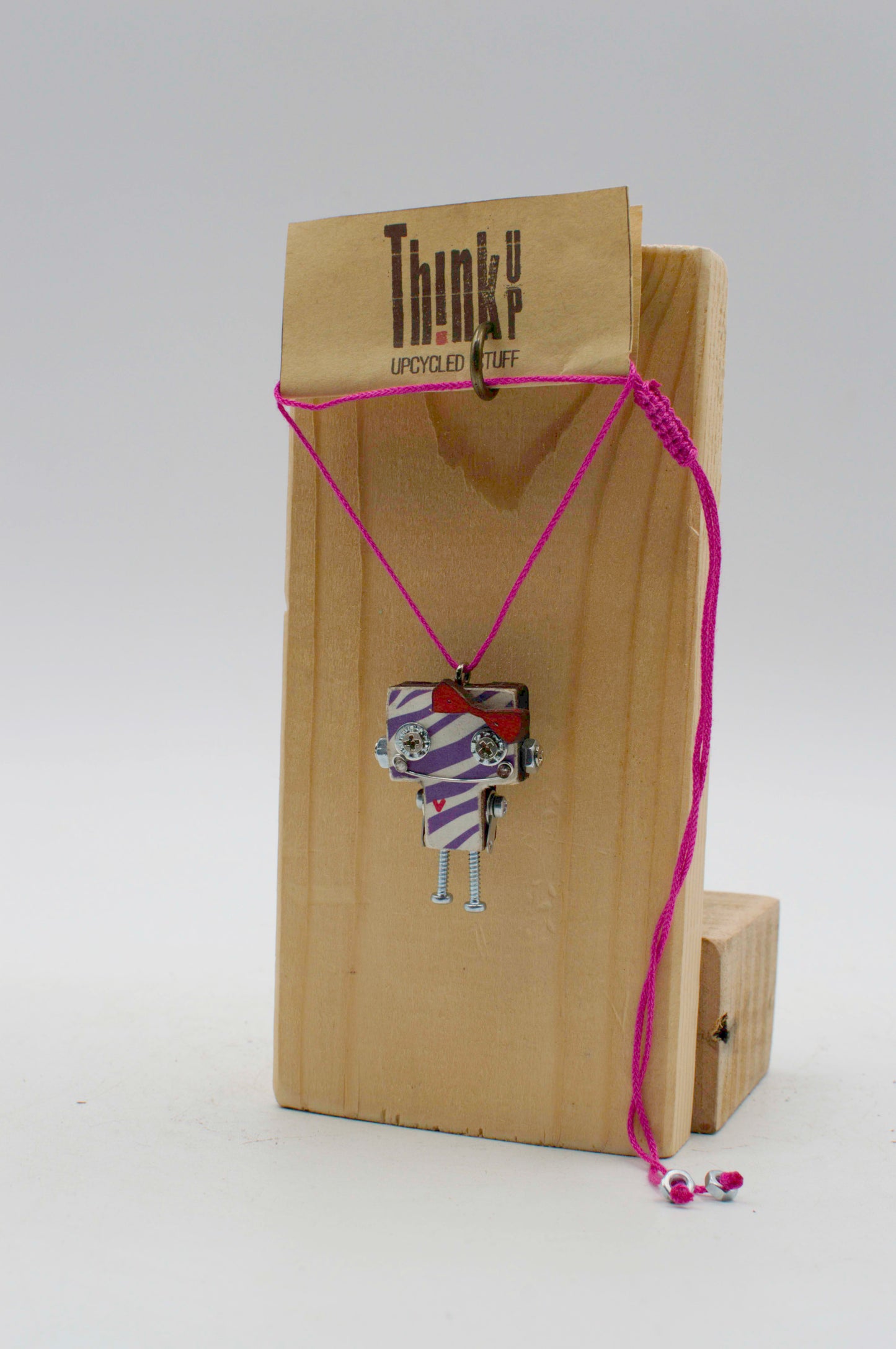 Collana pendente ciondolino robot in legno tagliato a laser con corpo zebratto bianco e nero e corda rosa