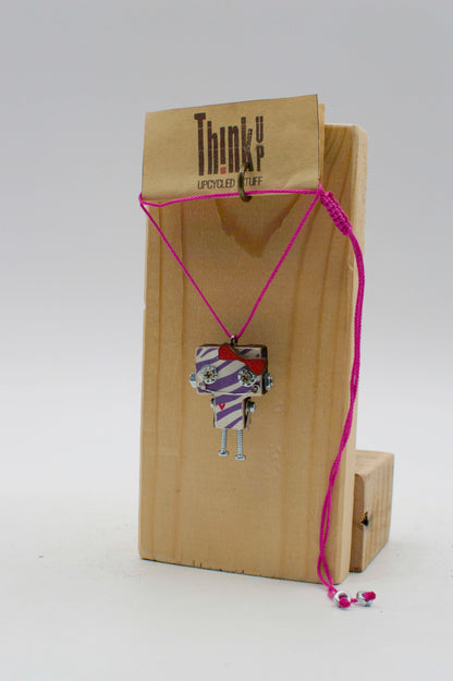 Collana pendente ciondolino robot in legno tagliato a laser con corpo zebratto bianco e nero e corda rosa