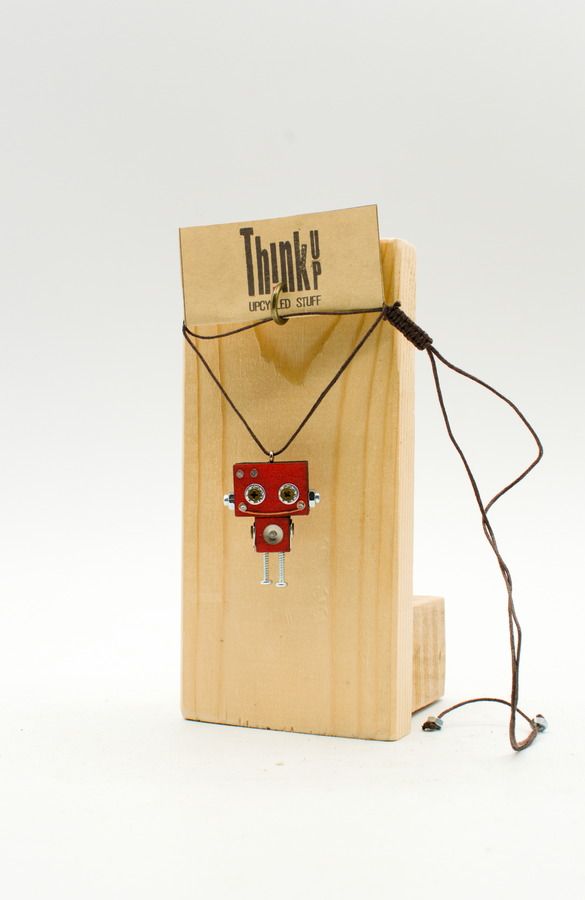 Ciondolo robot in legno rosso tagliato a laser con accenti argento e cordino intrecciato collana fatta a mano