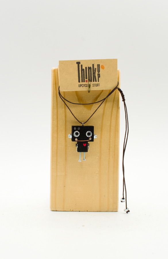 Ciondolo robot nero con cuore rosso e accenti argento in legno tagliato a laser su stand di legno