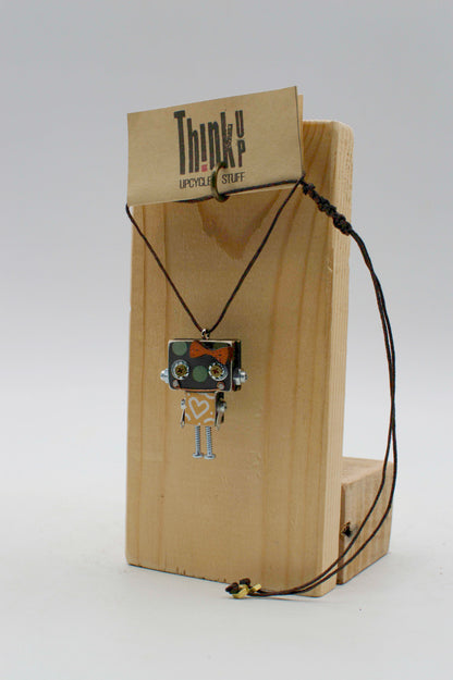Ciondolino robot in legno tagliato a laser con pendente a forma di robot argento e cuore fatto a mano su supporto in legno