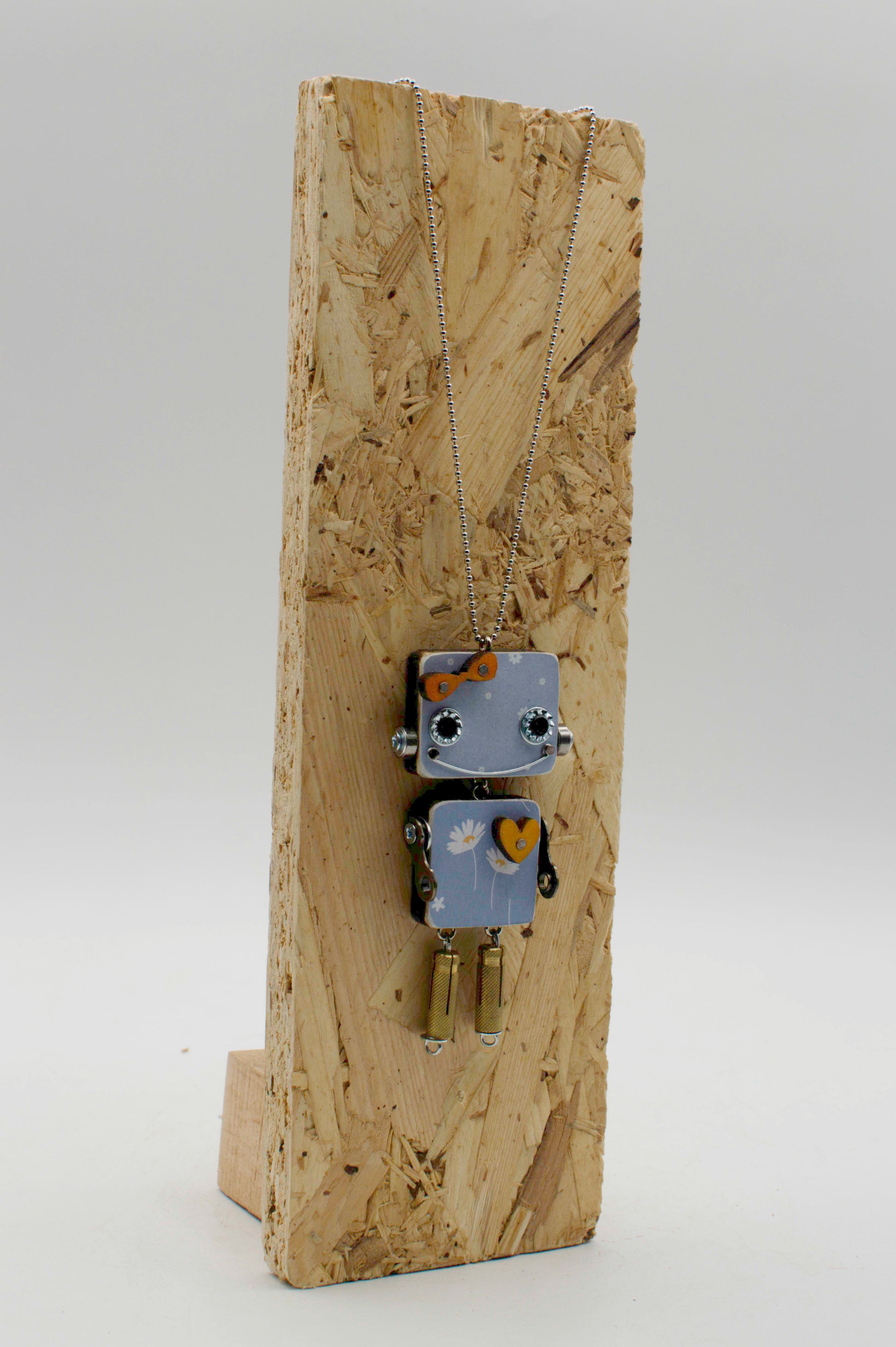 Ciondolo robot in legno tagliato a laser viola con dettagli argento e catena collana pendente fatta a mano