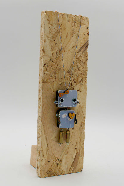 Ciondolo robot in legno tagliato a laser viola con dettagli argento e catena collana pendente fatta a mano