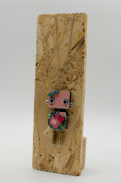 Ciondolo robot in legno marrone con volto sorridente e design floreale su collana pendente in argento fatto a mano