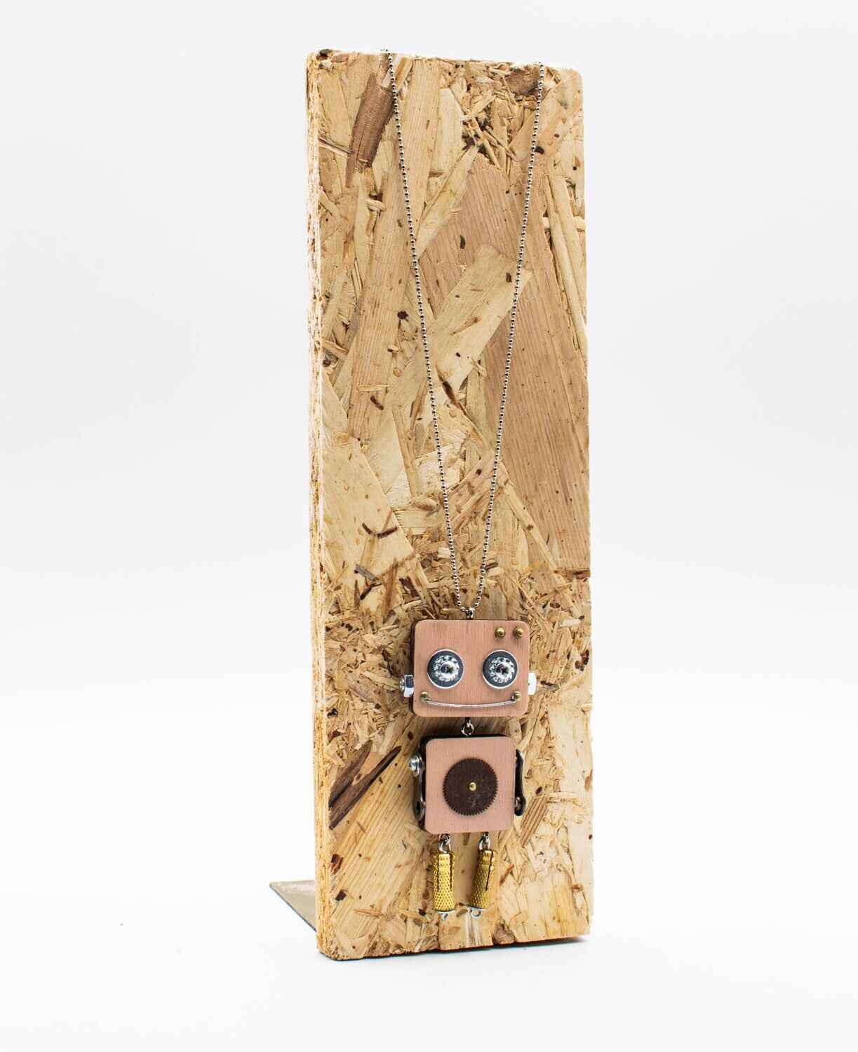 Ciondolo robot in legno tagliato a laser. Collana pendente fatta a mano