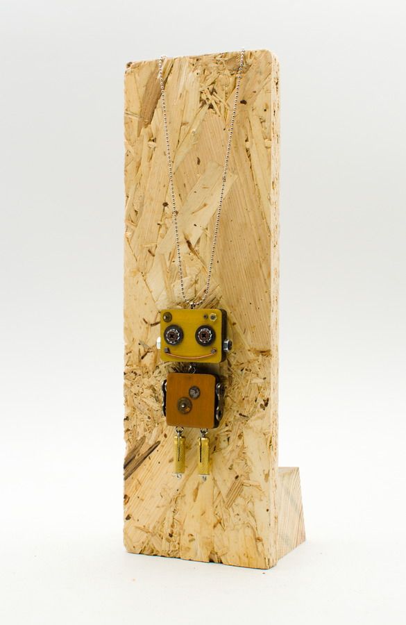Ciondolo robot in legno giallo con ingranaggi metallici e occhi circolari su catena dargento delicata