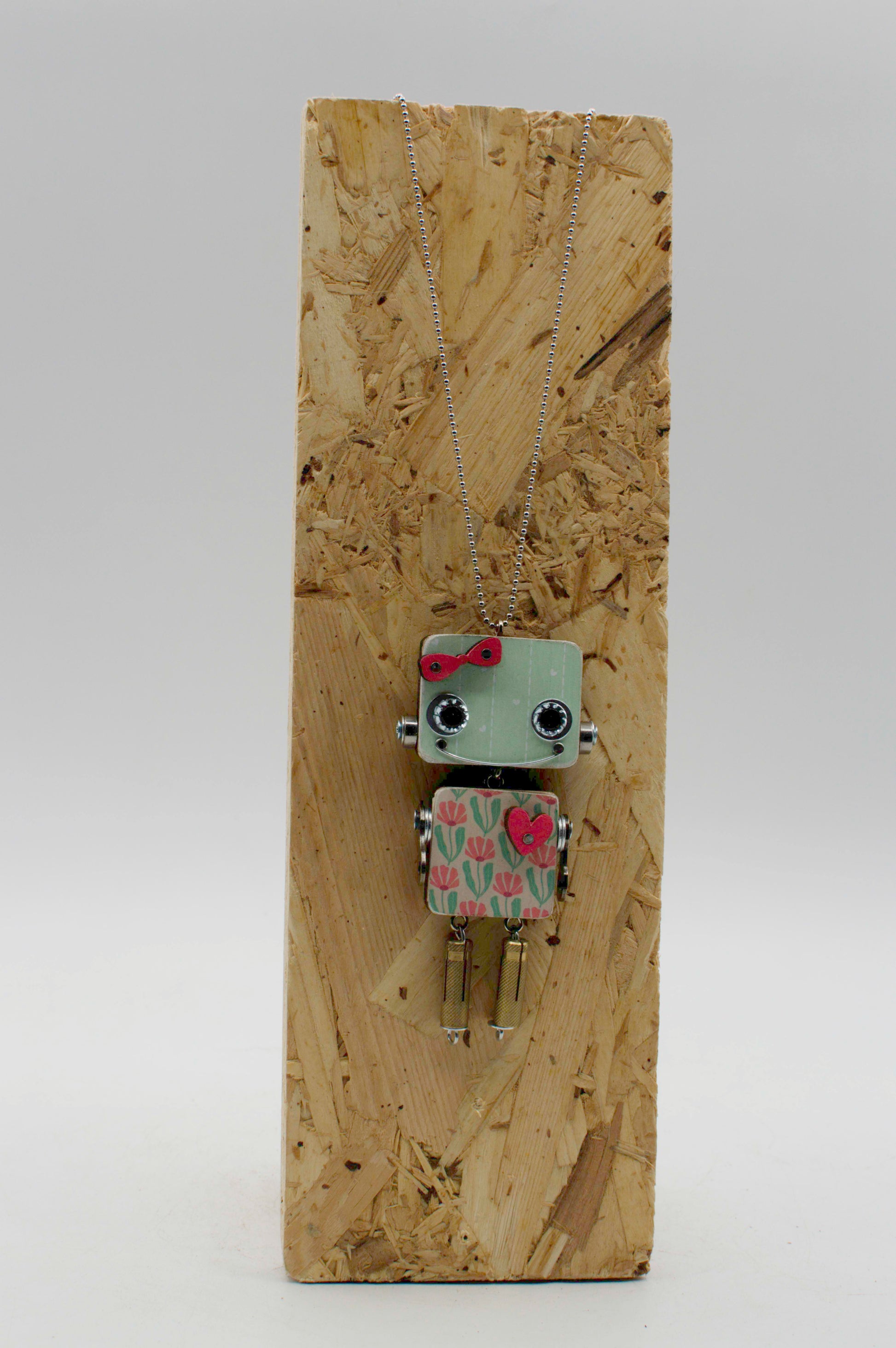 Ciondolo robot in legno tagliato a laser verde menta con cuore rosso e motivo tulipano su catena dargento delicata