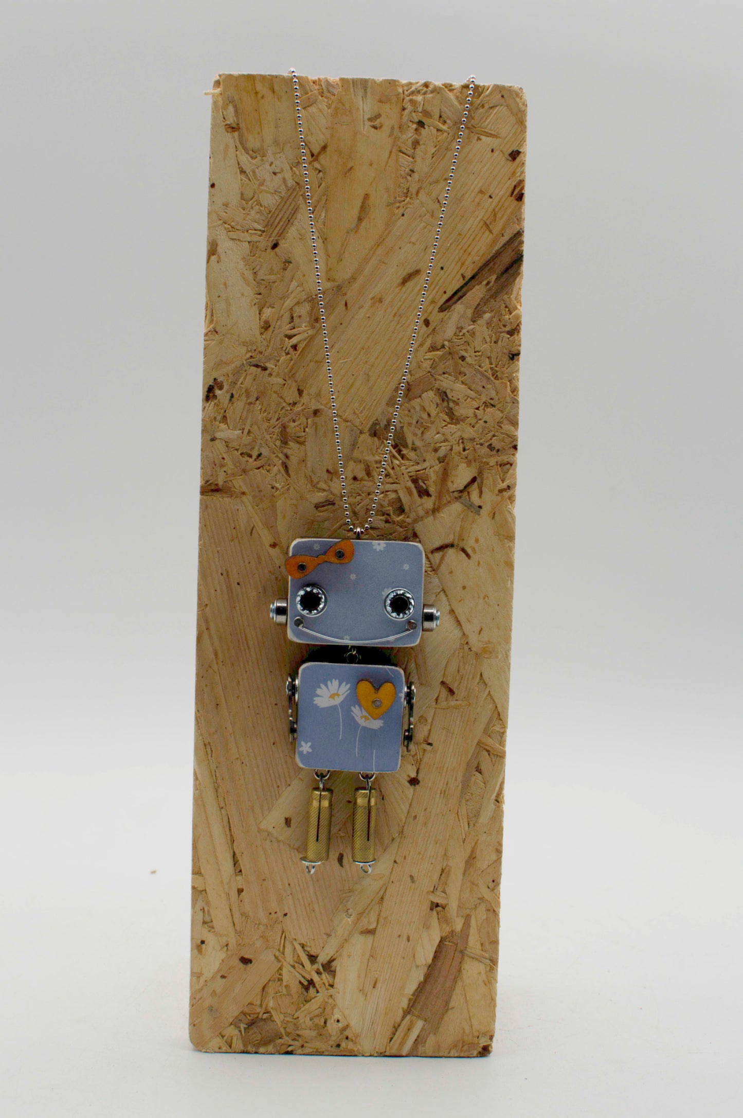 Ciondolo robot in legno tagliato a laser viola con finitura lucida occhi neri e motivi floreali collana fatta a mano