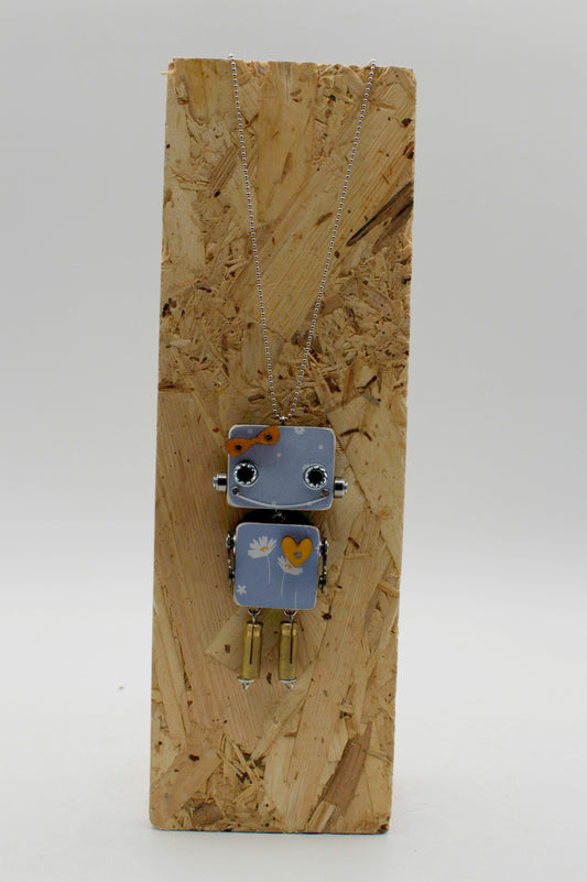 Ciondolo robot in legno tagliato a laser viola con finitura lucida occhi neri e motivi floreali collana fatta a mano