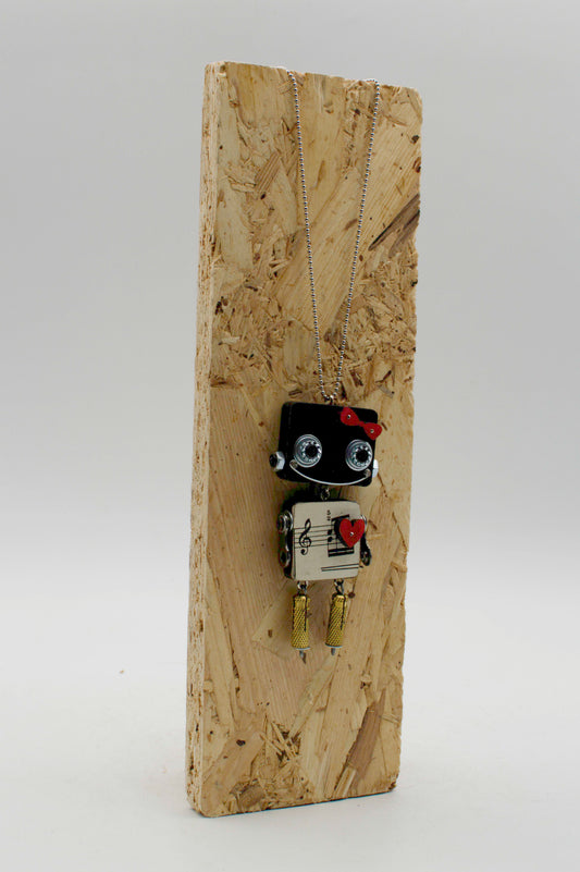 Ciondolo robot in legno tagliato a laser con occhi argentati e braccia metalliche dorate su collana pendente fatta a mano