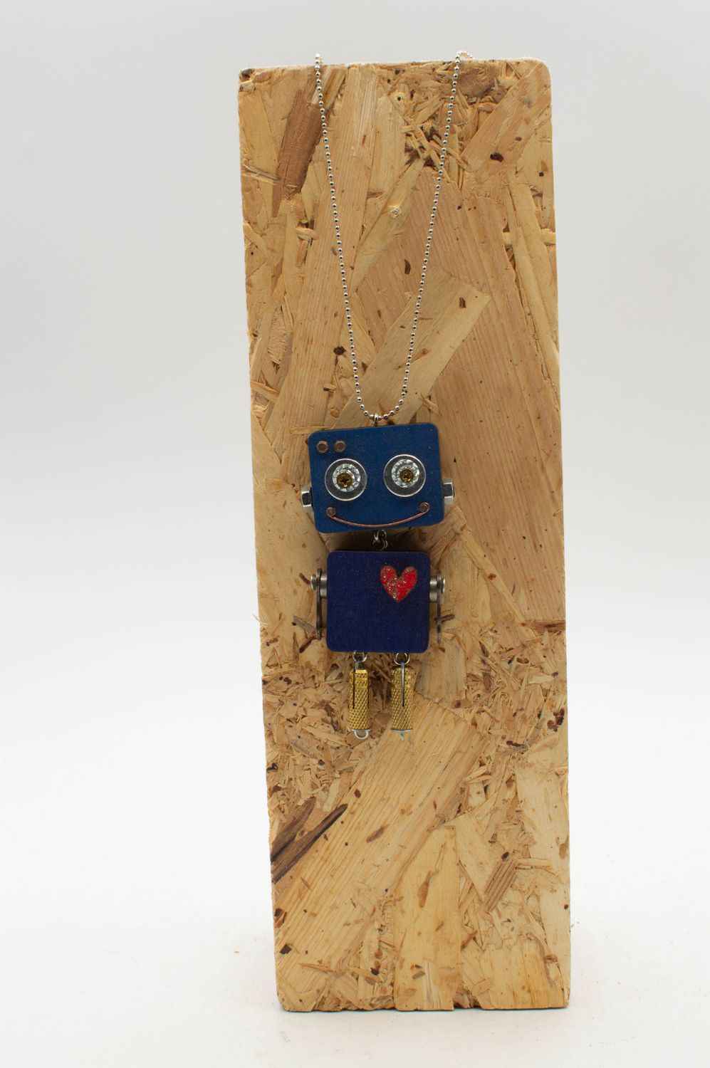 Ciondolo robot in legno tagliato a laser. Collana pendente fatta a mano