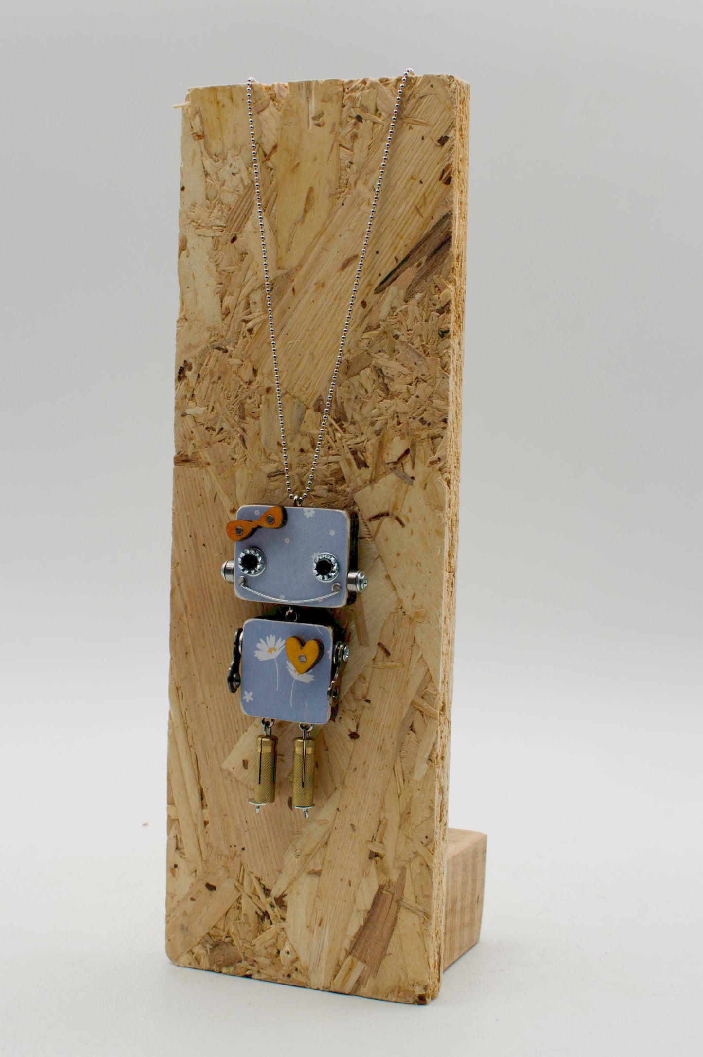 Ciondolo robot in legno tagliato a laser smaltato viola con catena argento e design cuore e fiore fatto a mano