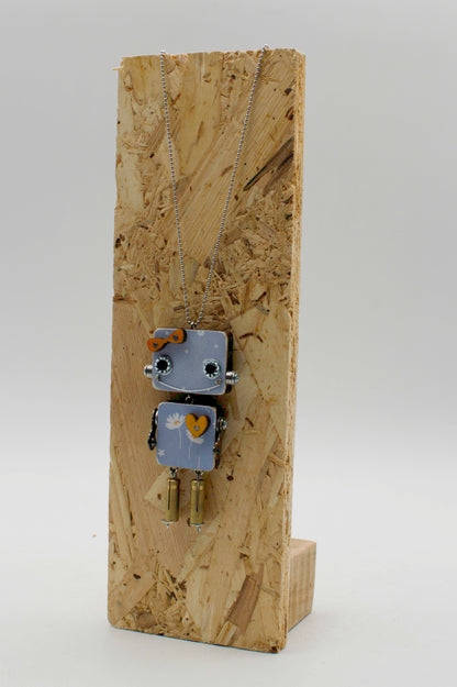 Ciondolo robot in legno tagliato a laser smaltato viola con catena argento e design cuore e fiore fatto a mano