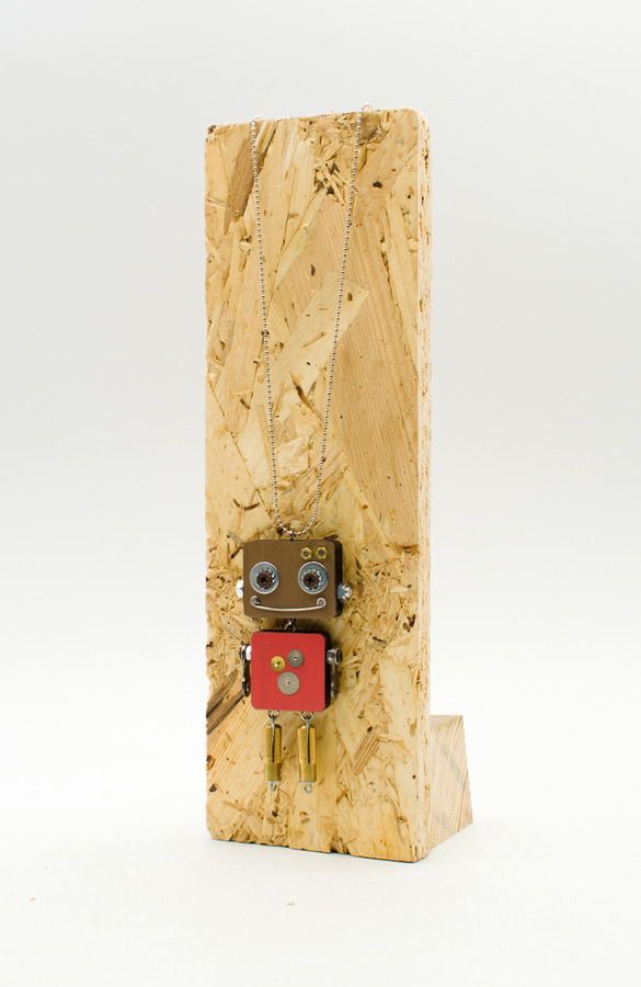 Ciondolo robot in legno tagliato a laser rosso e ottone con occhi mobili su base in legno rustico fatto a mano
