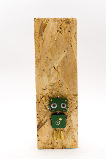 Ciondolo robot in legno verde con occhi metallici e braccia oro su catena argento collana pendente fatta a mano